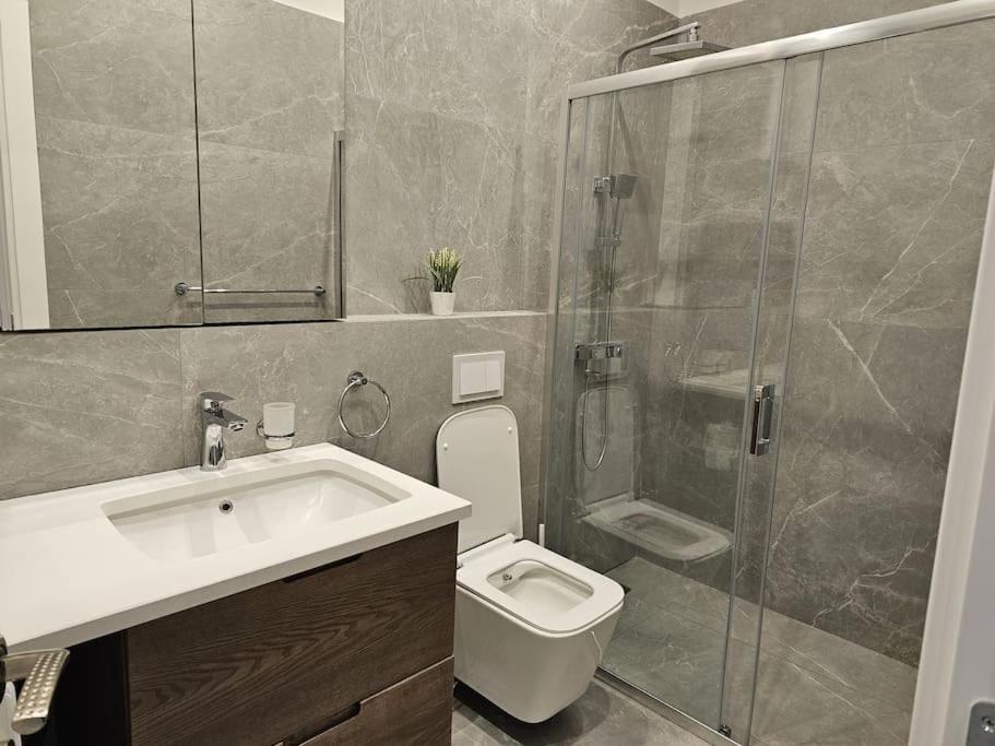 Deluxe Flat With Garden_Tirana Exterior foto